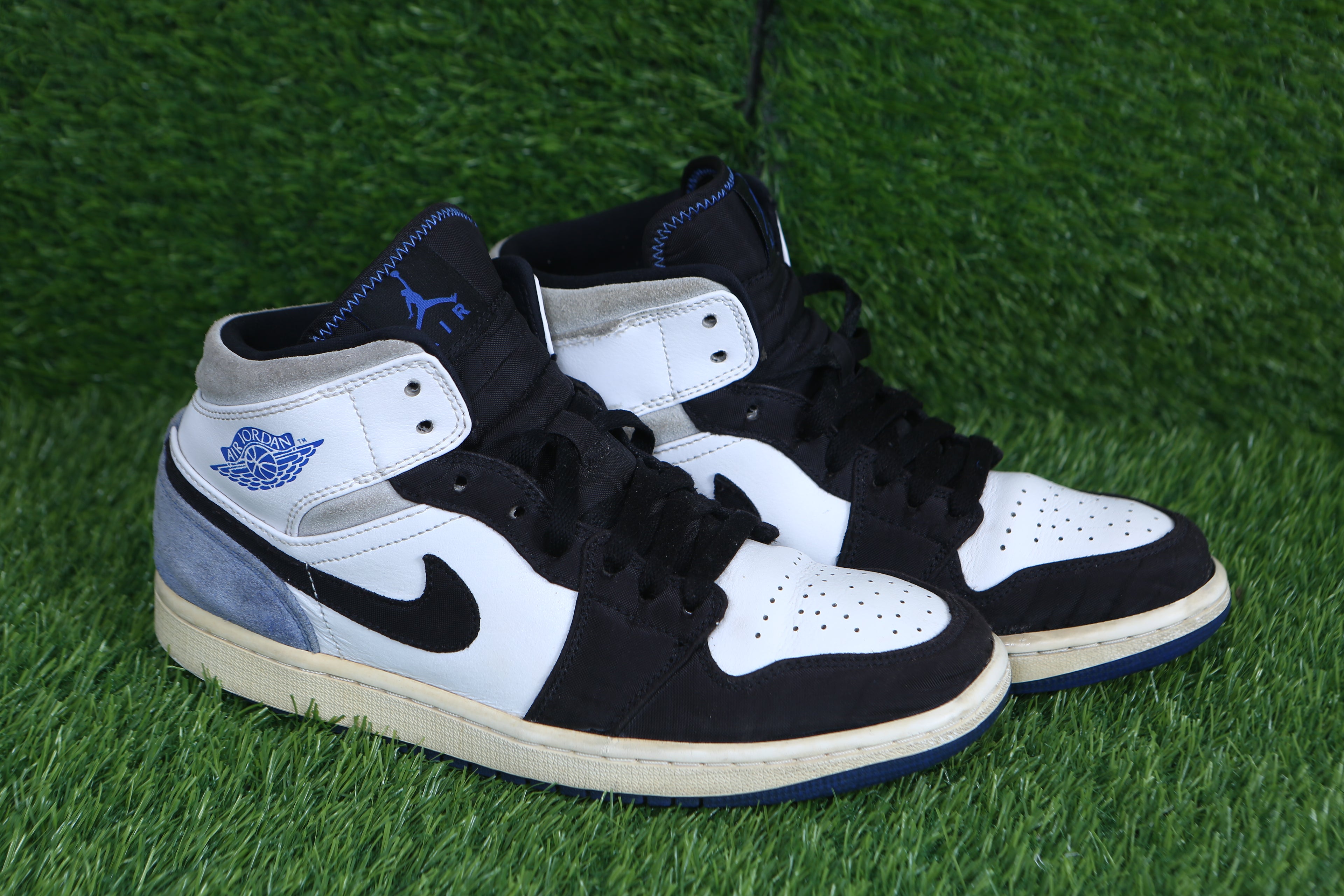 Air Jordan 1 Mid SE 'Royal Black Toe' Edition